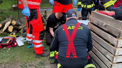 Muži se při práci s bruskou zasekl nástroj do ruky