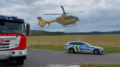 V Podhořanech u Ronova zasahoval vrtulník. Transportoval motorkářku do nemocnice od nehody s osobním autem