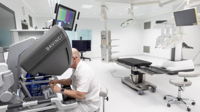 Zákroky s milimetrovou přesností zvládne nový robotický operační systém v Pardubické nemocnici