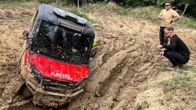 Hasiči zkou&scaron;eli v&nbsp;n&aacute;ročn&eacute;m ter&eacute;nu čtyřkolky Polaris. Z&iacute;skaly i cenn&eacute; rady od &uacute;častn&iacute;ka Rallye Dakar Michala Valtra