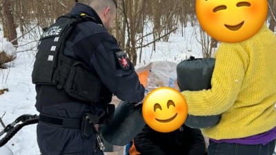 Milan z Horn&iacute;ho Jelen&iacute; přivezl str&aacute;žn&iacute;kům plnou n&aacute;ruč bud a spac&aacute;ků pro lidi bez domova