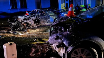 Při noční nehodě tří aut se zranilo pět lidí, jeden člověk byl ve vážném stavu