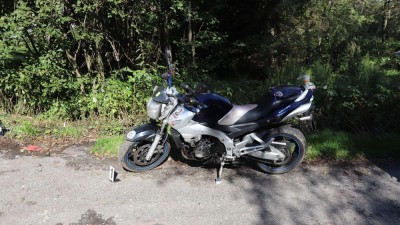 Policie hledá svědky havárie motocyklu Suzuki, a také řidiče, který nehodu v minulý týden způsobil