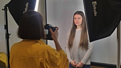 Snímky na potřebné dokumenty dělá krajanům v asistenčním centru fotografka z Ukrajiny