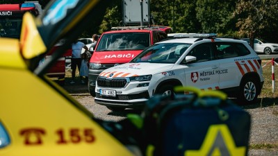 Když záchranáři volají strážníky: Důchodkyně blokovala tísňovou linku, jiné se udělalo venku slabo a nemohla domů