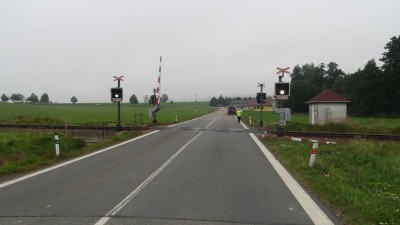 Řidič autobusu nerespektoval výstražná světla u přejezdu a vjel na něj, poškodil autobus i závoru. Nebyli jste u toho? Policie zjišťuje proč