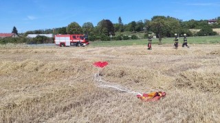 Obrazem: Na úpatí Železných hor spadlo letadlo, pilot se stačil katapultovat