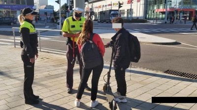 Jezdci na elektrokoloběžkách či cyklisté často nemají přilby a jezdí na chodníku či ve dvou, zjistili policejní kontroly