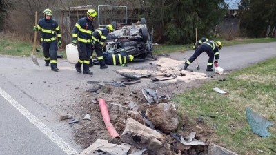 Auto u Žamberku narazilo do mostku a převrátilo se na střechu