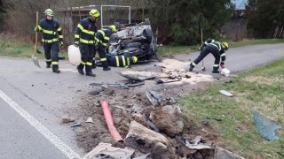 Auto u Žamberku narazilo do mostku a převrátilo se na střechu