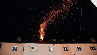 Topná sezóna oficiálně skončila, k požárům sazí v komíně hasiči stále vyjíždí