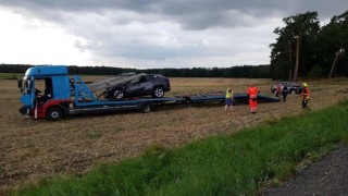 Obrazem: Nákladní auto skončilo v poli i se čtyřmi vozy, které převáželo