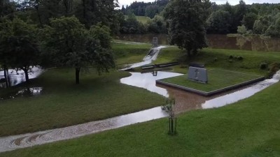 Památník Ležáky zaplavila voda, lidé by měli návštěvu tohoto pietního místa odložit