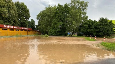 Obrazem: Z plovárny ve Vysokém Mýtě se po řádění živlů stalo rozbahněné jezero