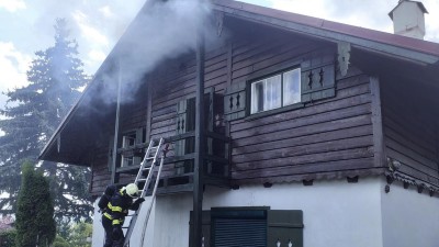 Požár zachvátil hájovnu plnou zbraní a nábojů, žena je popálená