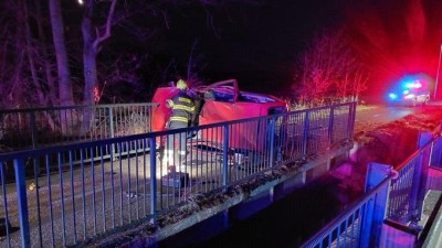 Auto zůstalo po nehodě v L&aacute;zn&iacute;ch Bohdaneč napasovan&eacute; mezi z&aacute;bradl&iacute; mostku