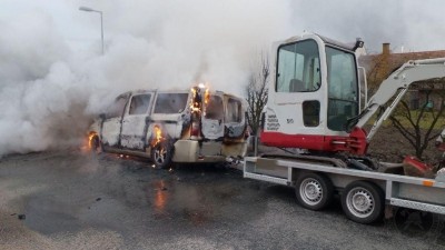 V Újezdu u Sezemic hořela dodávka