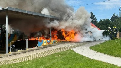 Dodávka vzplála vedle mateřské školy. Pro děti přišli hasiči