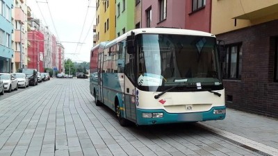 V obytné zóně v Pardubicích někdo zaparkoval autobus