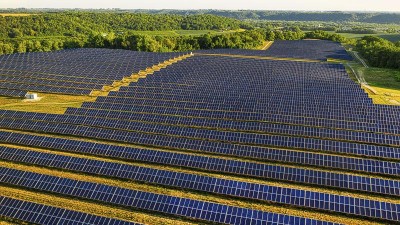 Hory zcela zaplněné větrníky nebo dva tisíce fotbalových hřišť s fotovoltaikou. To by nahradilo jednu jedinou uhelnou elektrárnu. Zatím to u nás není možné