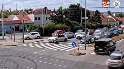 VIDEO: Nehorázná honička dvou aut mladíků v centru metropole u sousedů za bílého dne. Nabourali čtyři auta, srazili motocyklistu a škoda ve statisících. Trest je nemine
