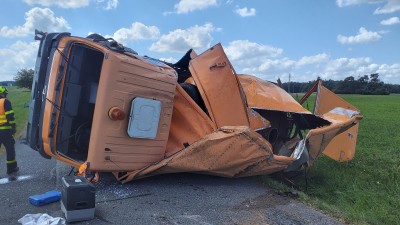 Úplně zmuchlaná cisterna po nehodě, řidička byla se zraněním transportována do nemocnice