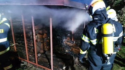 Nachystané dřevo na zimu vzplálo mnohem dříve, plameny zkrotili až hasiči