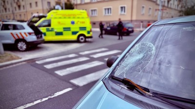 Auto srazilo na Sukově třídě v Pardubicích seniorku s osmiletým chlapcem