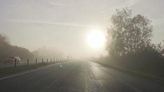 Podzim nastal, dny se krátí a na silnicích nás čekají nepříjemné nástrahy. Změňte jízdní styl, hasiči radí, jak na to