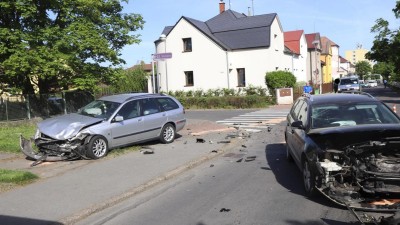 Viděli jste střet dvou aut? Policisté hledají svědky nehody, při které se zranila žena