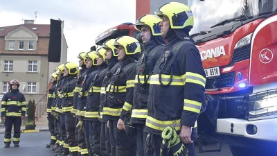 Hasiči vyvěsili černé vlajky a vyšli před své stanice. Uctili památku zesnulého kolegy