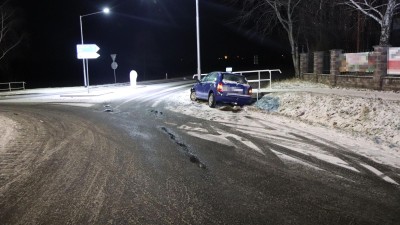 Na silnicích to nejenže klouže, tento řidič skončil svou vinou jízdu ve sloupu veřejného osvětlení