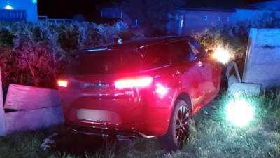Večerní a noční bilance nehod na silnici: Požár zcela pohltil vozidlo, další vůz skončil ve stromě a noční nehoda dvou automobilů