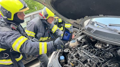 Z auta v centru Pardubic stoupal dým, řidička si přijela pro pomoc před služebnu městské policie