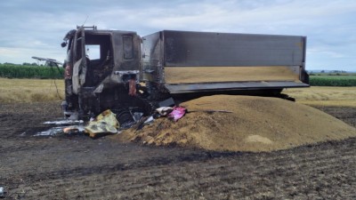 Nákladní auto, co odváželo obilí z pole, se vzňalo, oheň se rozšířil i na pole