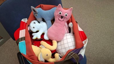 Vězni z M&iacute;rova vytvořili dal&scaron;&iacute; v&aacute;rku ply&scaron;&aacute;ků. Maj&iacute; pomoci dětem v krizov&yacute;ch situac&iacute;ch