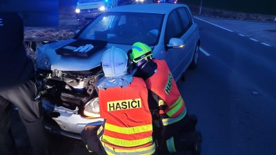 V obci Ostrov u Lanškrouna se srazilo osobní auto a dodávka. Při nehodě došlo ke zranění