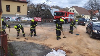 Řidička osobního vozu se srazila s kamionem. Musela být letecky transportována do nemocnice. Hasiči likvidovali rozsáhlý únik kapalin