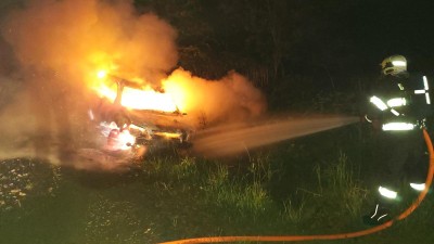 K požáru osobního vozu vyjížděli hasiči z Poličky, i přesto vozidlo celé shořelo