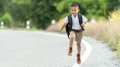 Jak dítě připravit na bezpečnou cestu do školy? Seznamte je raději předem s různými situacemi