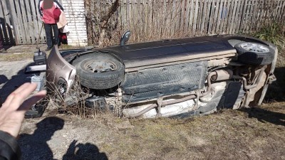 Po nehodě v Brněnci byl cestující zraněn a auto v potoce. V Pomezí hrozilo, že spadne vůz po kolizi ze srázu, řidič nemohl ven