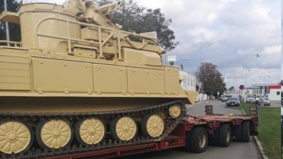 Dvě osobní auta parkováním na nesprávném místa zastavila tank