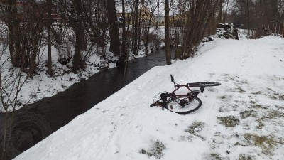 Starší cyklista spadl den před Štědrým dnem z kola rovnou do ledové řeky a volal o pomoc
