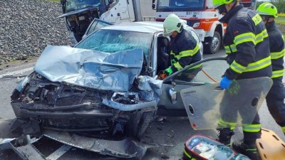 Po čelním střetu vozidel na silnici I/35 hasiči z auta vyprošťovali řidiče. Do nemocnice ho transportoval vrtulník