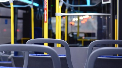 Žena vypadla z autobusu na zastávce autobusu v ulici Ke Kamenci, policisté žádají při vyšetřování této události o pomoc veřejnost