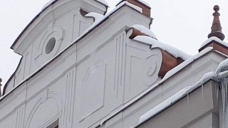 Na maminku s kočárkem spadla tající nadílka ze střechy. Dejte pozor na padající rampouchy, sníh či led