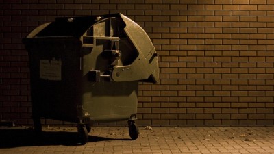 Kolemjdoucí vyděsilo sténání psa v kontejneru na textil