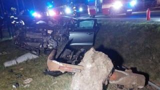 Auto při nehodě povalilo sloup elektrického vedení, posádka vozu skončila v nemocnici