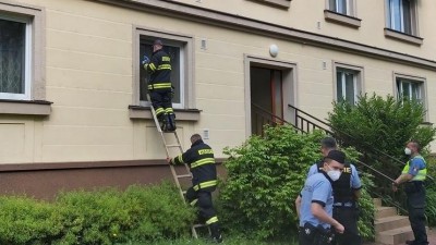 Žena ležela ve svém bytě. Protože dlouho nevycházela, sousedka dostala strach