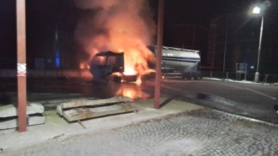 V areálu firmy v Dašicích vzplála cisterna